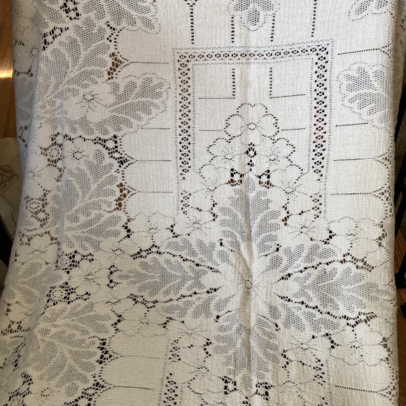 White lacy tablecloth - Picture 2 of 2